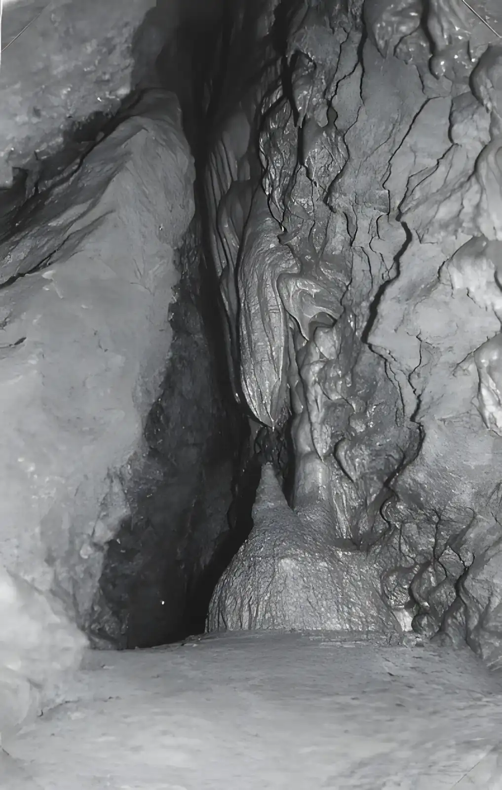 Schwarz-weiß-Aufnahme der Wiehler Tropfsteinhöhle aus dem Jahr 1978