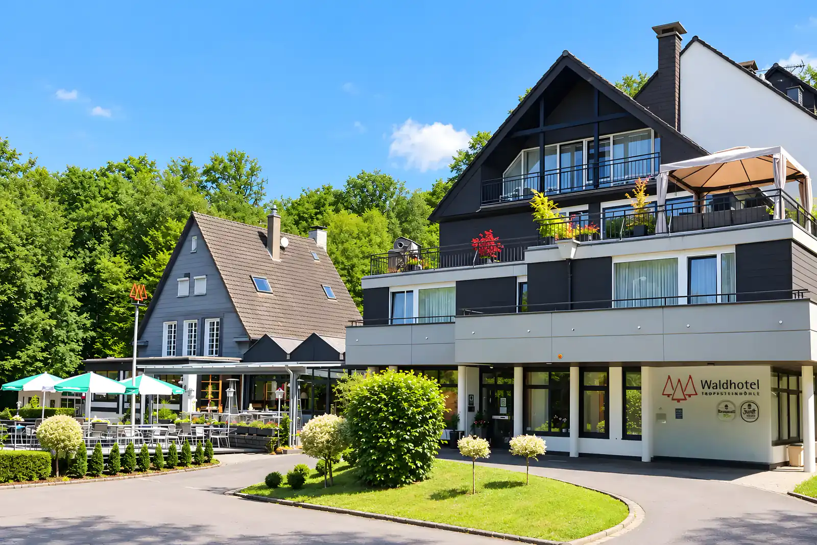Außenansicht des Waldhotels Tropfsteinhöhle mit Terrasse