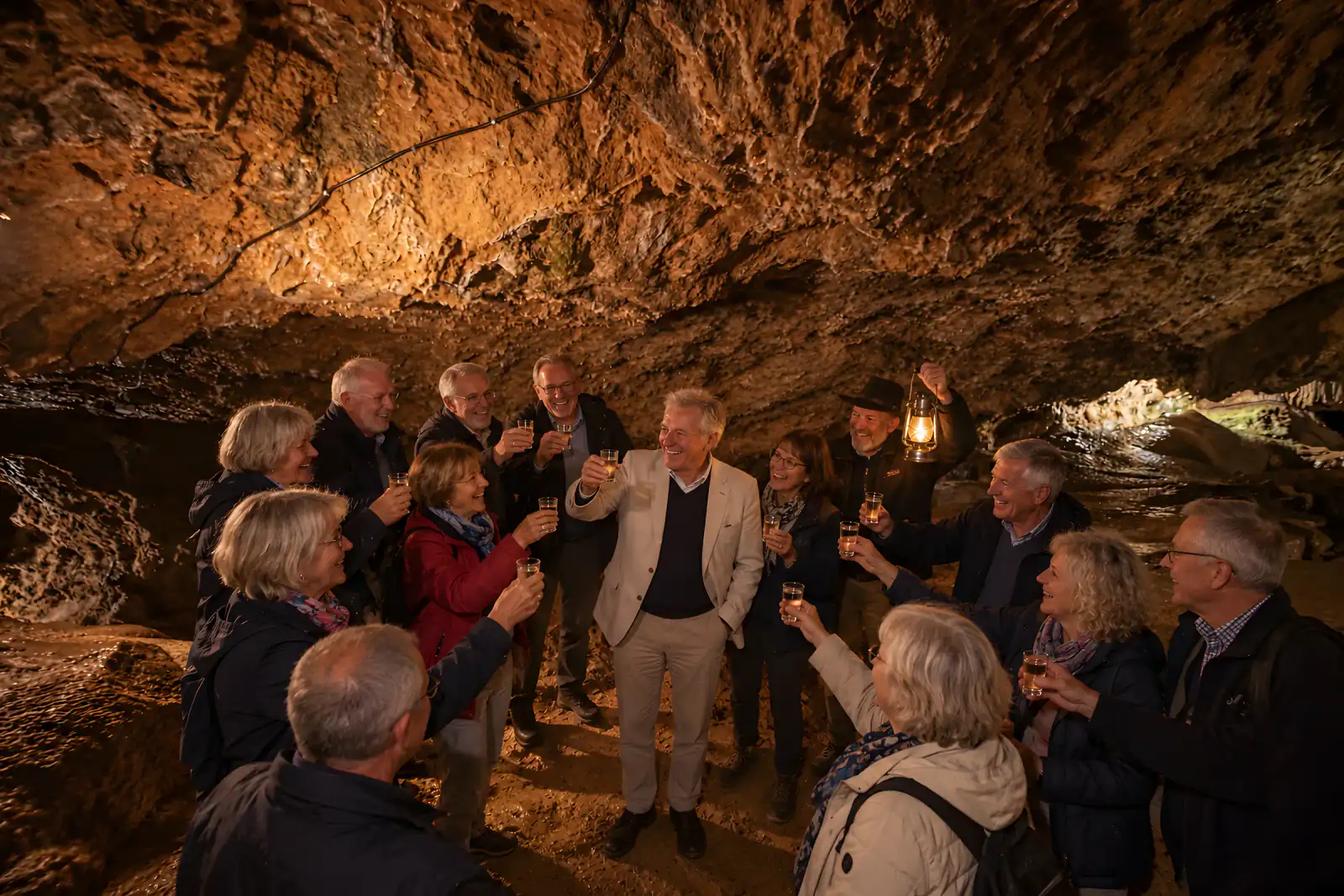 Gäste stoßen in der Tropfsteinhöhle auf einen Geburtstag an
