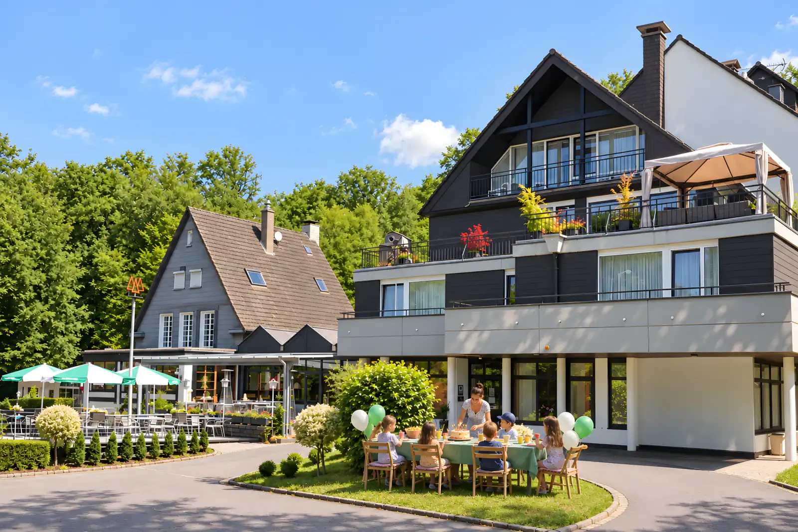 Geburtstagstisch mit Kuchen und Luftballons auf der Terrasse