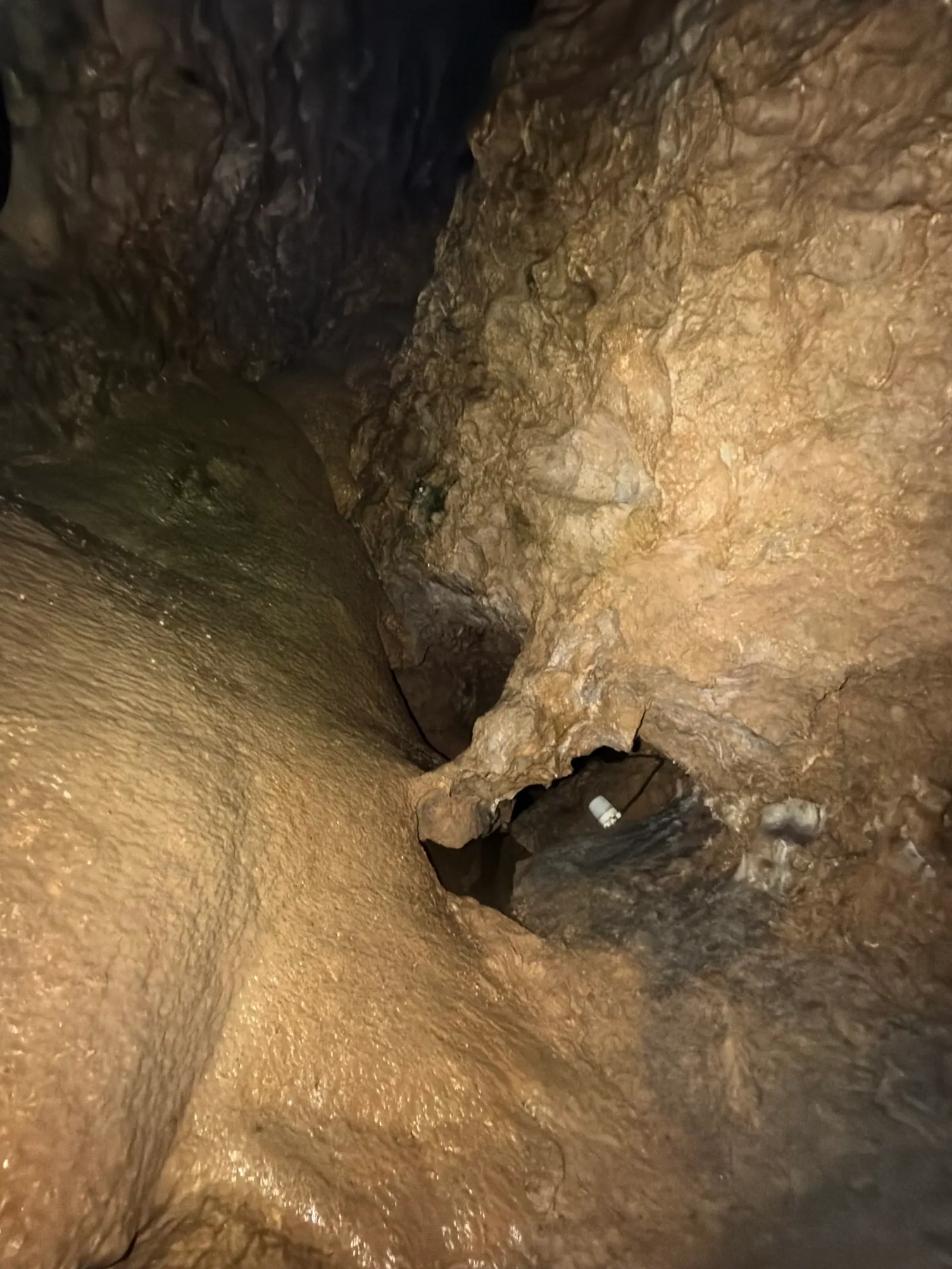 Durchschlupf in einer Sinterwand der Tropfsteinhöhle