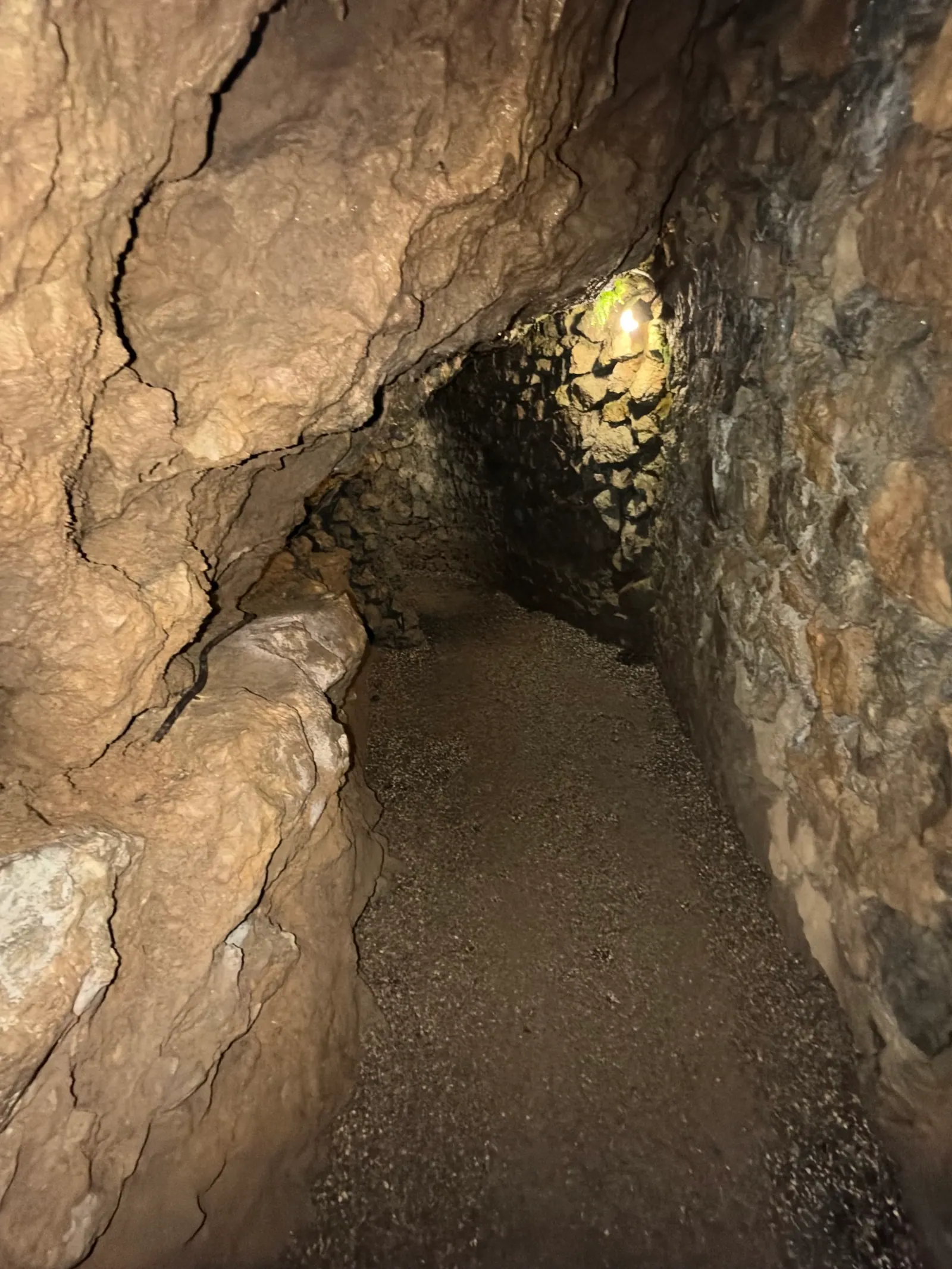 Enger Gang mit Kiesboden in der Tropfsteinhöhle