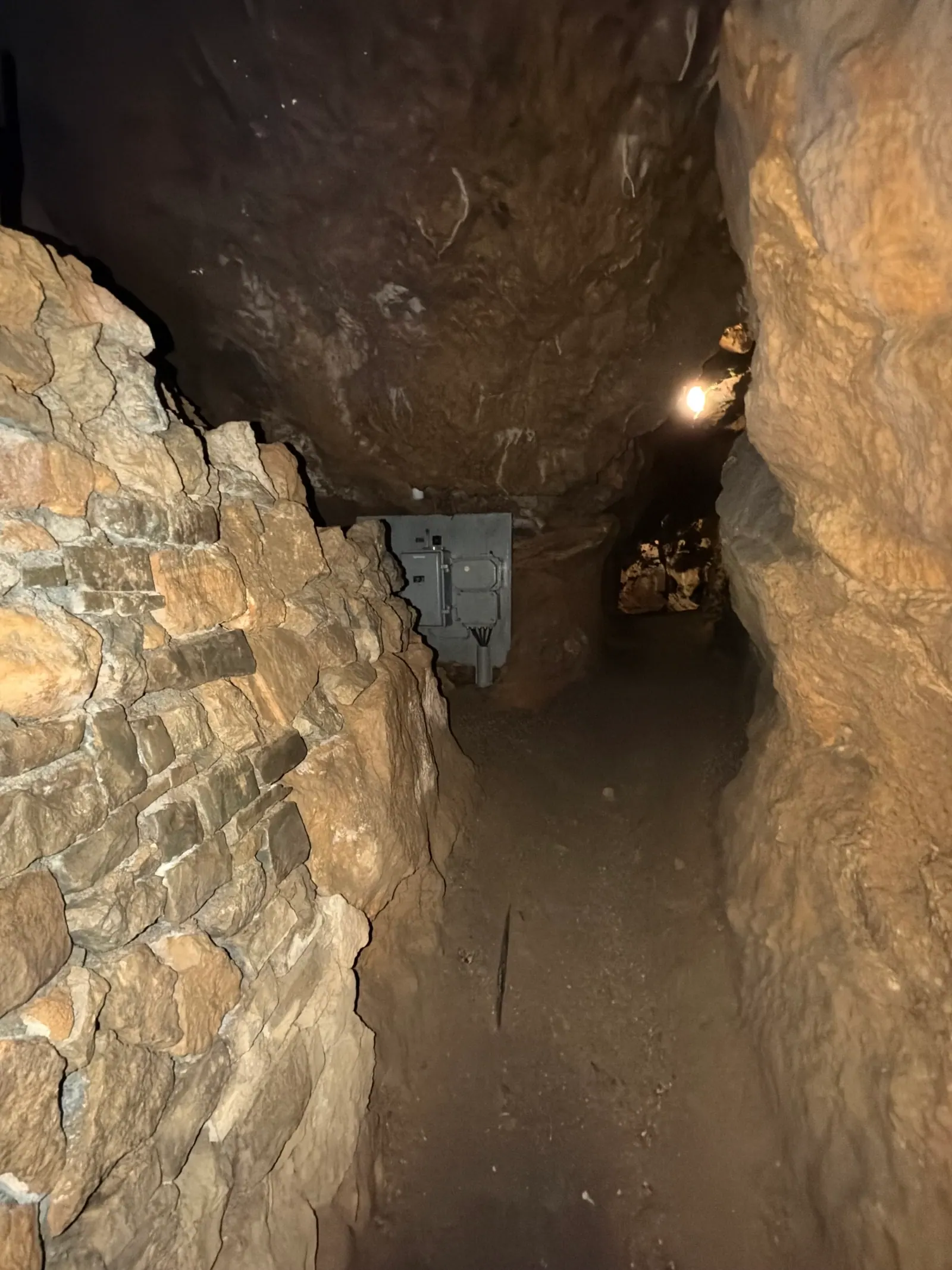 Gang zwischen Felswänden in der Tropfsteinhöhle
