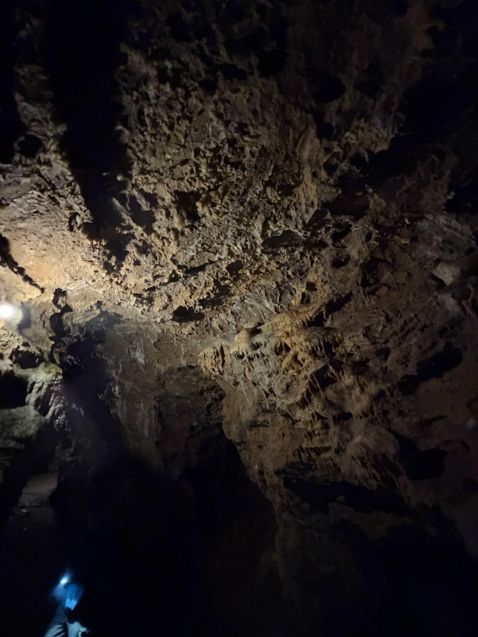 Zerklüftete Felswand in der Tropfsteinhöhle