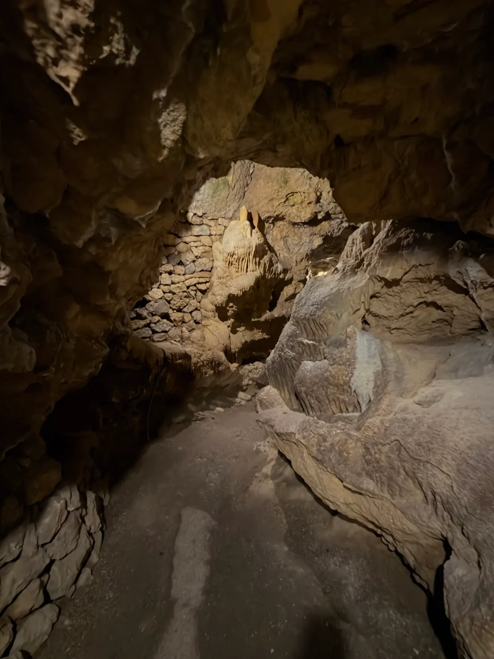 Blick in eine Halle der Tropfsteinhöhle mit Felswänden und Sinterformen