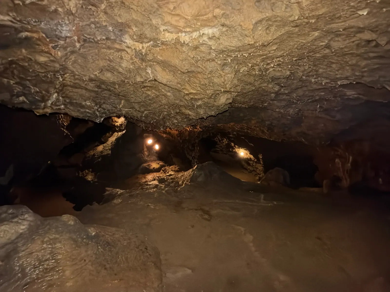 Niedrige Halle mit Lichtern in der Tropfsteinhöhle