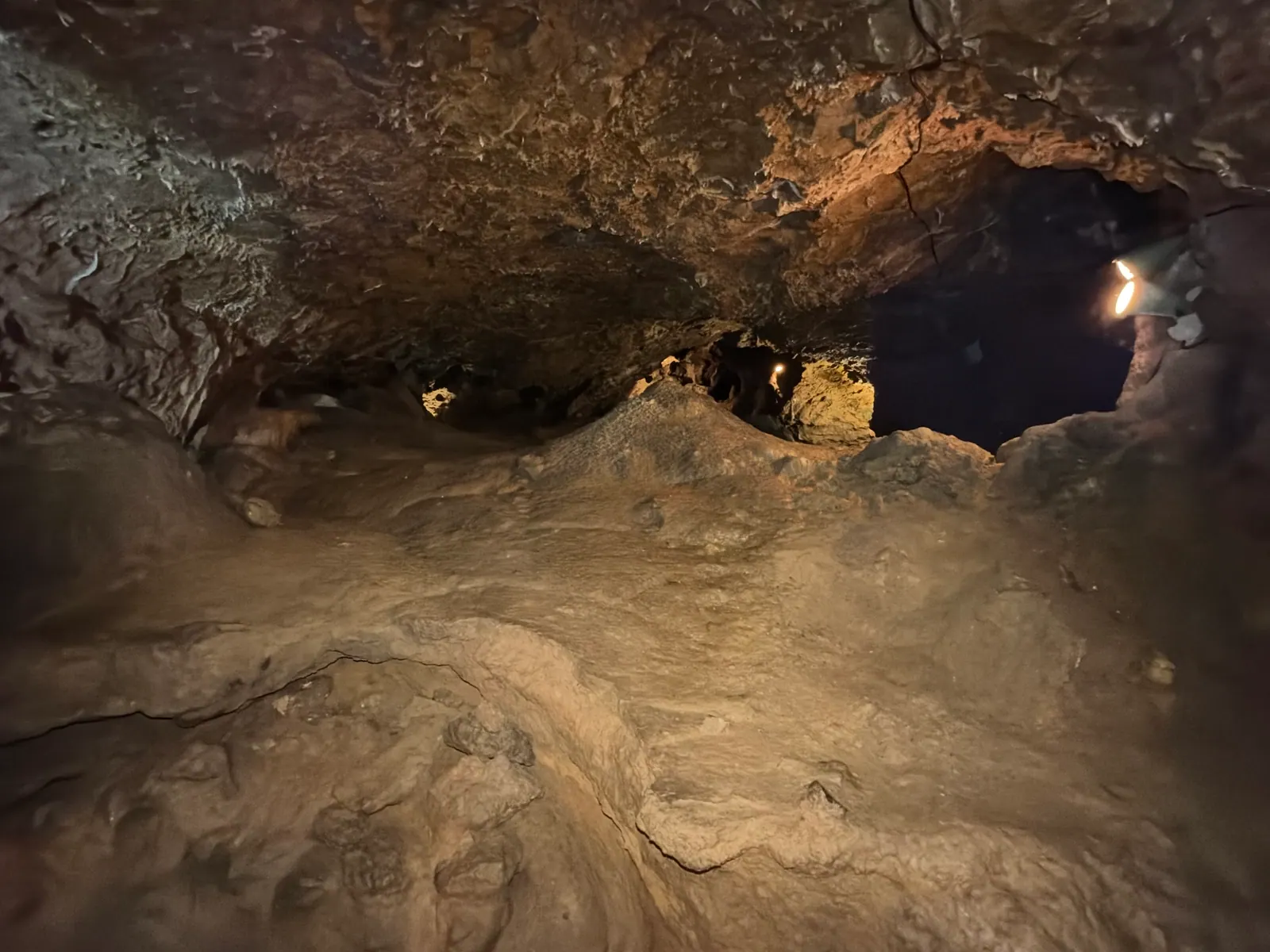 Flache, niedrige Halle in der Tropfsteinhöhle