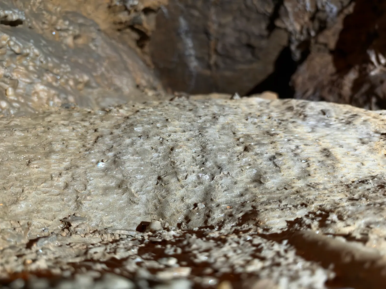 Nahaufnahme der Sinteroberfläche in der Tropfsteinhöhle