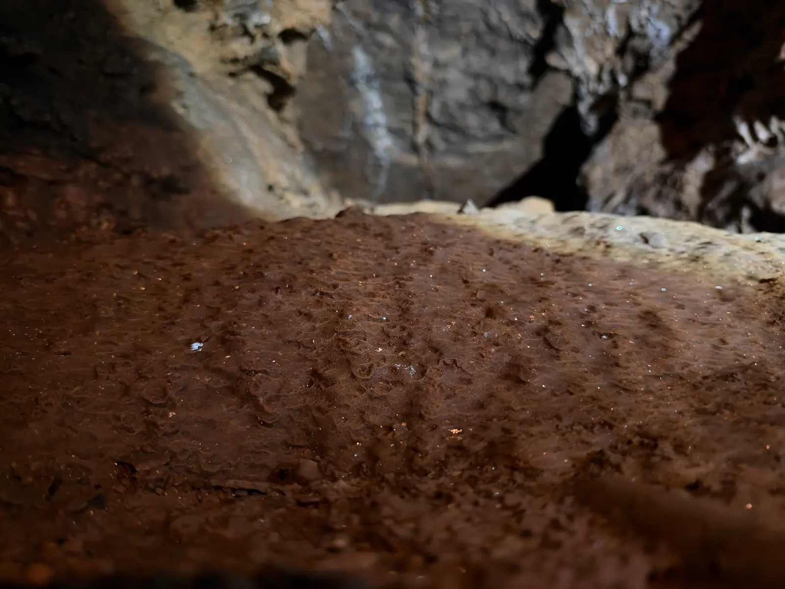 Nahaufnahme von rötlichem Sinter in der Tropfsteinhöhle