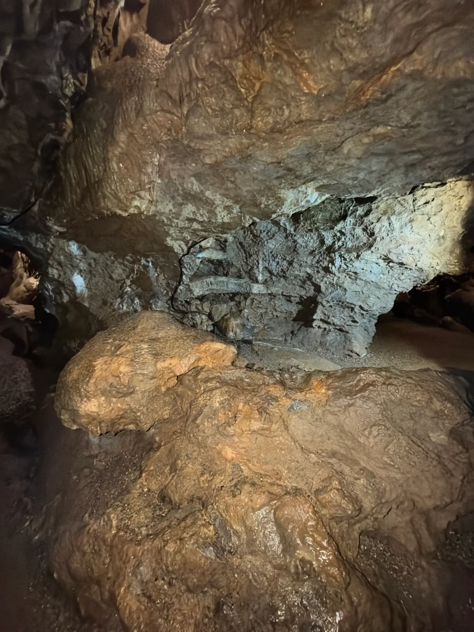 Halle unter einer Decke aus Sinter in der Tropfsteinhöhle