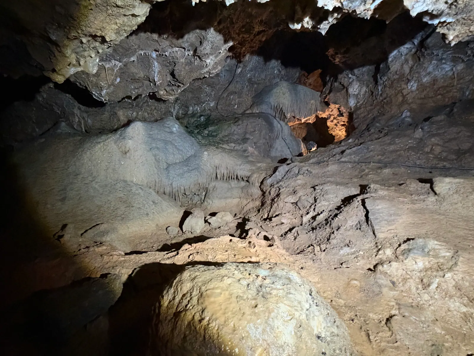 Tropfsteindecke mit Sinterformen in der Höhle